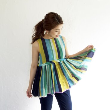 表情豊かなブルー系ストライプのノースリーブチュニック