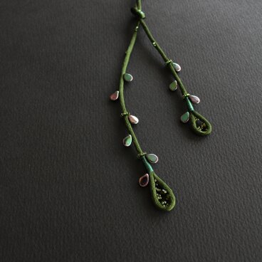 ダークグリーン⁂ロングネックレス　ナズナ