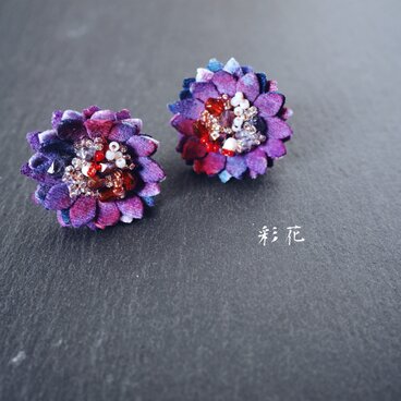 むらさきの個性のある花/ピアス