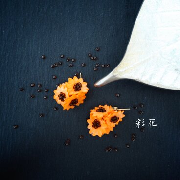 小花ピアス 橙色の花びら