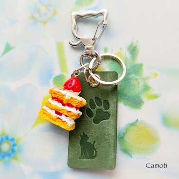 革タグの猫キーホルダー（グリーン）