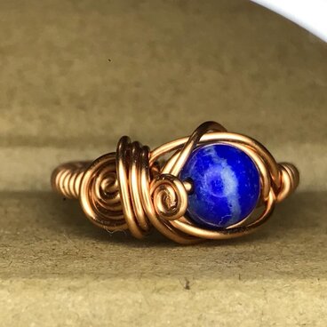 【ラピスラズリとアーティスティックワイヤーで手巻きしたリングです】今だけ価格！