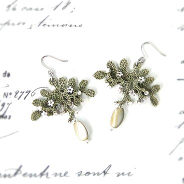 秋色カーキ・レースリーフピアス(イヤリング変更可)