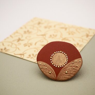 漆塗り華ブローチ「秋野」赤