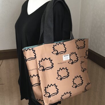 ハリネズミ柄・・たっぷり入るフリーバッグ(手提げ、肩掛け)