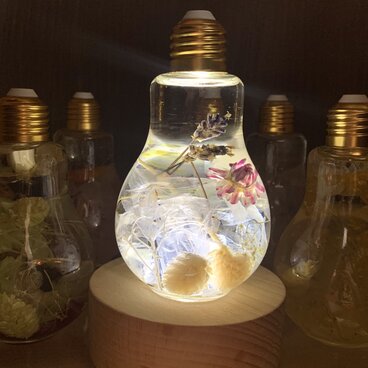 鮮やかでメルヘンチックな電球ハーバリウム　LEDライトセット