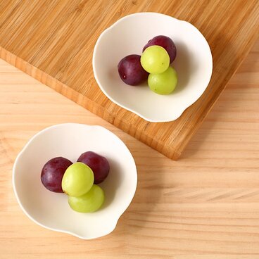 木蓮のかたちの白い磁器の小皿