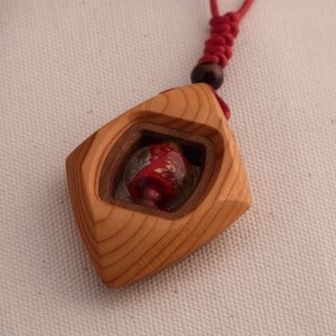 イチイの木、トンボ玉のペンダント