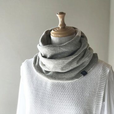 さらふわオーガニックコットン/リバーシブルねじりスヌード　グレー細BD×生成り無地