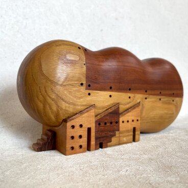 大きな雲を支える家たち