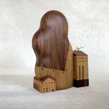 大きな雲を支える家たち