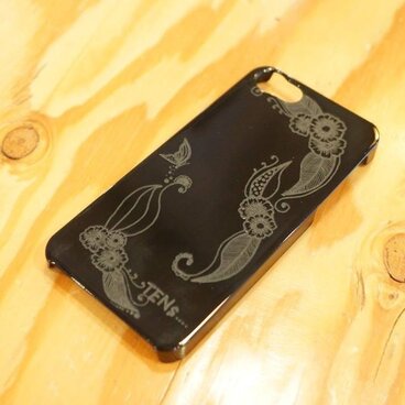 お花と蝶の彫刻iPhoneケース