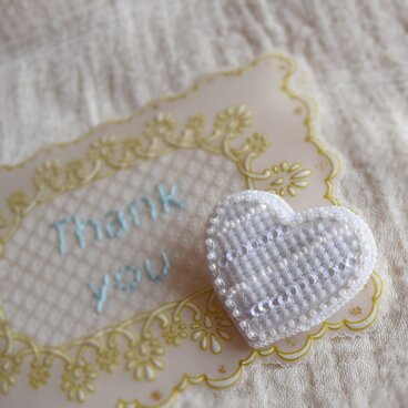 ハートブローチ　ホワイト＊タルヘテリアとビーズ刺繍