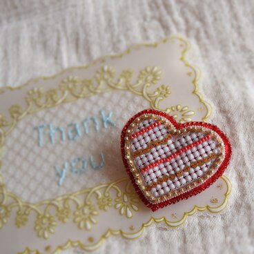 ハートブローチ　赤＊タルヘテリアとビーズ刺繍