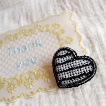 ハートブローチ　ブラック＊タルヘテリアとビーズ刺繍