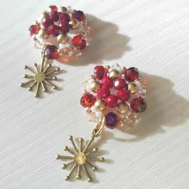 クリスマスカラーを楽しむ赤の結晶イヤリング