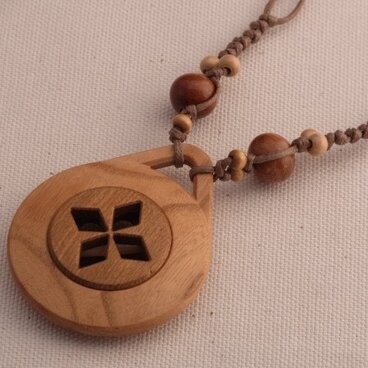 透かし彫りペンダント