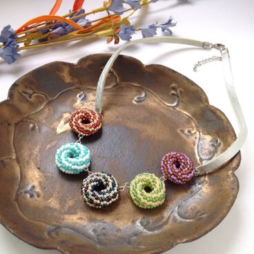 【送料無料！】【限定1個！】ファンキー！くるくるドーナツモチーフが5つ&レザーネックレス