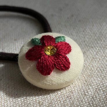 お花刺繍のヘアゴム　くるみボタン