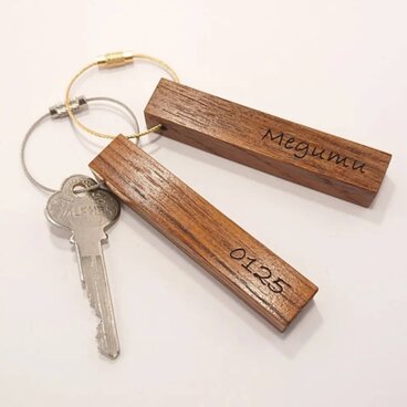 《名入れ無料》チークのホテルキーホルダー