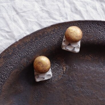 丸と四角の耳飾り -gold-　網目模様　ピアス／イヤリング　f-103