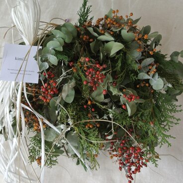 ノイバラの実とヤイトバナのwinter wreath