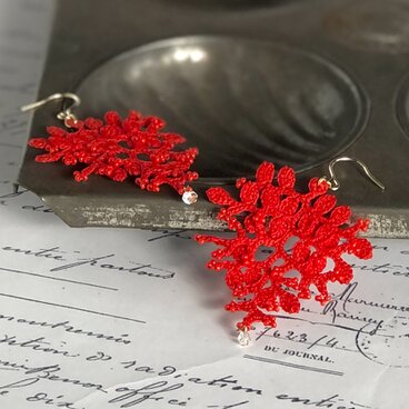 【14kgf】赤紅レースリーフ&ハーキマーダイヤモンドピアス(イヤリング変更可)