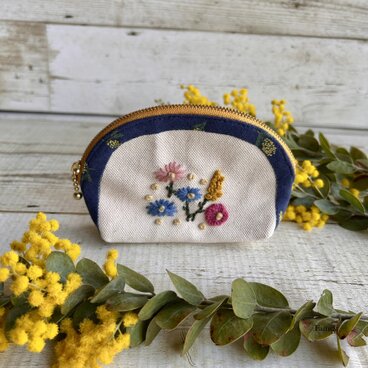 大人かわいい手刺繍お花のラウンドポーチ　国産帆布　ミモザ　小物入れ