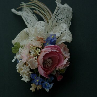 B2  　　ピンクのバラと忘れな草の小花のコサージュ