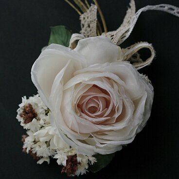 B3  　中心がピンクの白ばらと小花のコサージュ