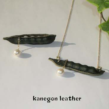 淡水真珠と姫路レザーのブローチ＆ネックレス＊エンドウ豆＊