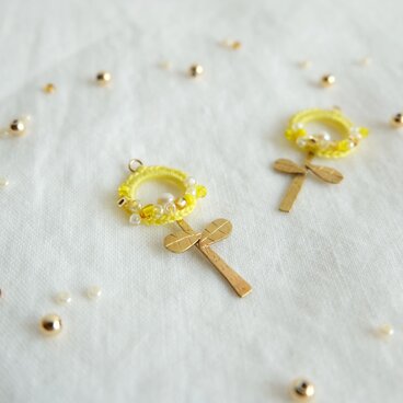 ビーズと糸の花ピアス　茎がしっかり　黄色