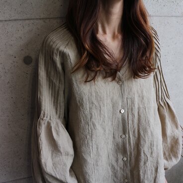 ベルギーリネンで魅せるラグランピンタックブラウス　ベージュ