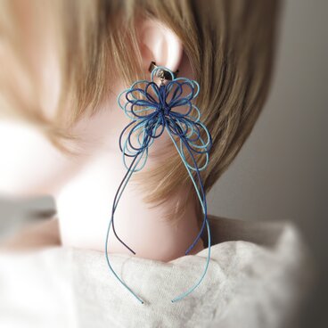かたっぽイヤーカフ「ささら、映」（濃青×縹）