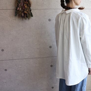 素材感際立つ綿麻生地のバックデザインタックシャツ