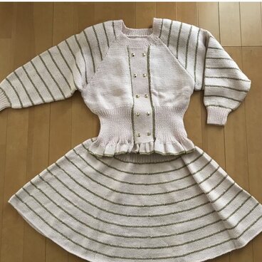 桜色のセーターとスカートのセットアップ