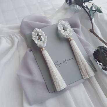 白磁　天草陶花の耳飾り　オーバルリースとタッセル