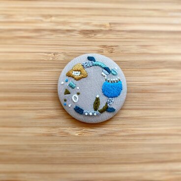 【受注制作】舞う花々くるみボタン（milk tea）ブローチ or ヘアゴム