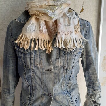 Pattiworkストール　優しい色 オフホワイト<インド綿ブロックプリント 羊毛フェルト 花柄 ストライプ>