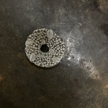 焦がし絵ブローチ　紫陽花リース