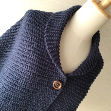 0201  ストールのような手編みケープ　　ネイビー　M寸法　ウール100%