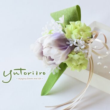 チューリップとビバーナムのコサージュ