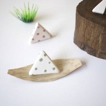 おにぎりブローチ（豆ご飯）