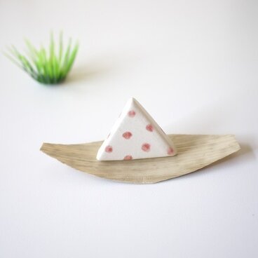 おにぎりブローチ（赤飯）