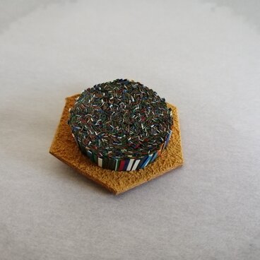 紙束のブローチ　多角形　緑カラフル　1個