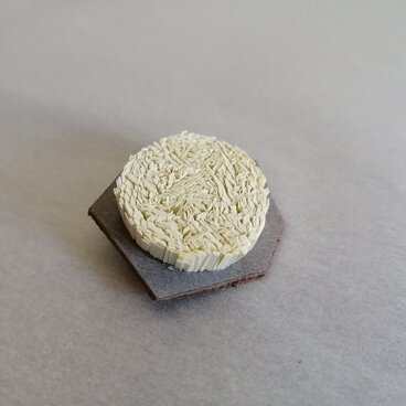 紙束のブローチ　多角形　クリーム×グレー（革）　1個