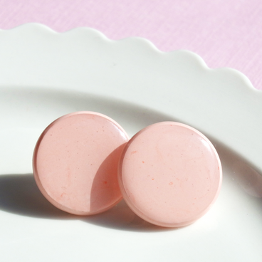 シェルピンクの丸ピアス　プレーンタイプ