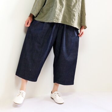児島デニムのタックエッグパンツ