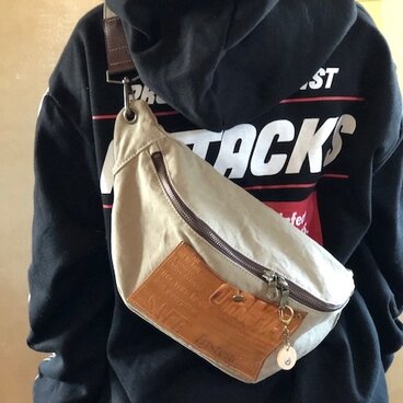 アーミーダックのボディバッグ グレーベージュ