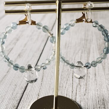 【ノンホールピアス】アクアマリンラウンドカットとクォーツドロップ・ゴールド♪